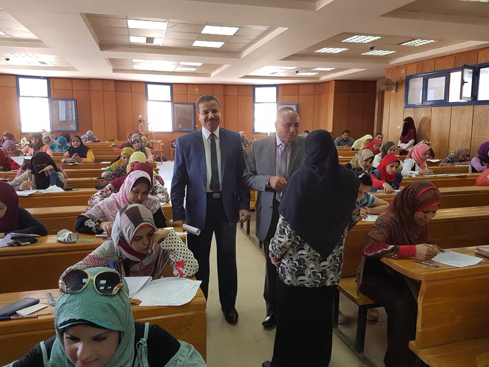 جولة الاستاذ الدكتور خالد عبد اللطيف عميد الكلية والساده الوكلاء الاستاذ الدكتور عبد الله اسماعيل والاستاذ الدكتور عماد صموائيل لاول يوم امتحانات الدبلوم الخاصه والمهنية